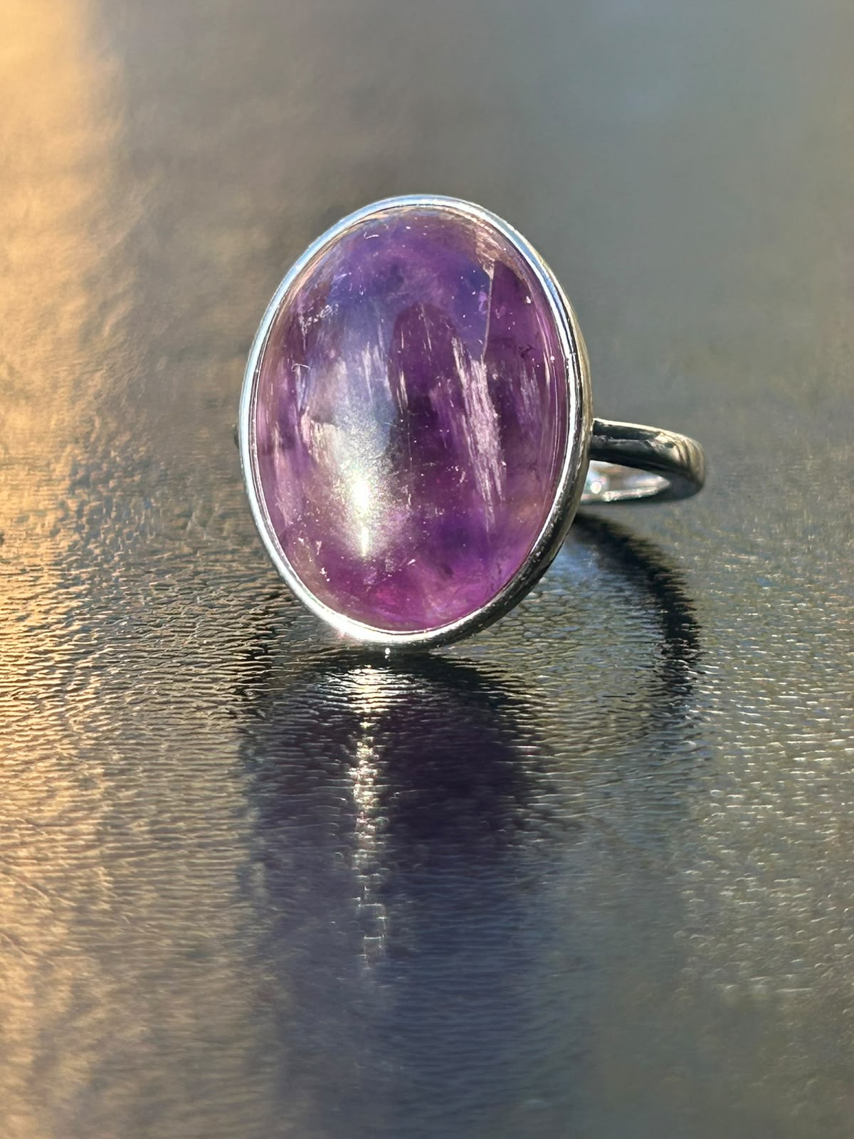 Detalle real de la amatista natural del Anillo Velo Violeta KLORE